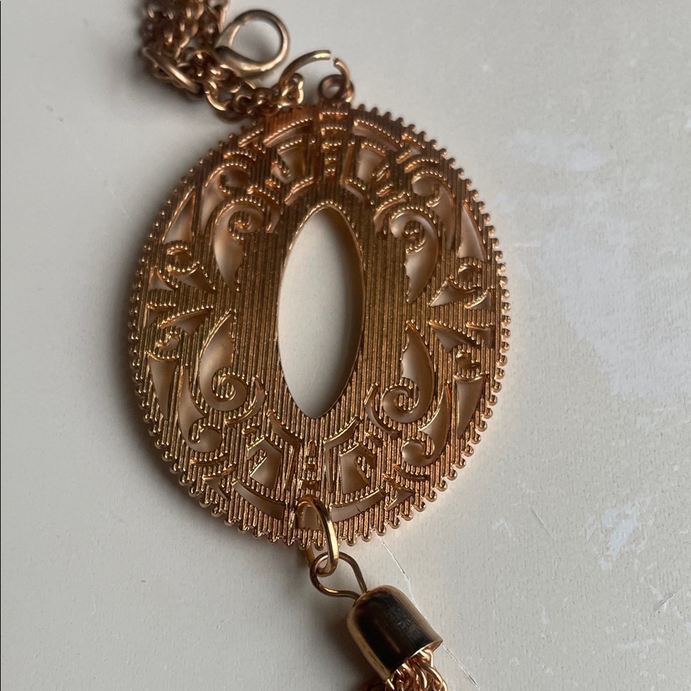 Elegant Gold Tassel Pendant Necklace - Picture 5 of 7